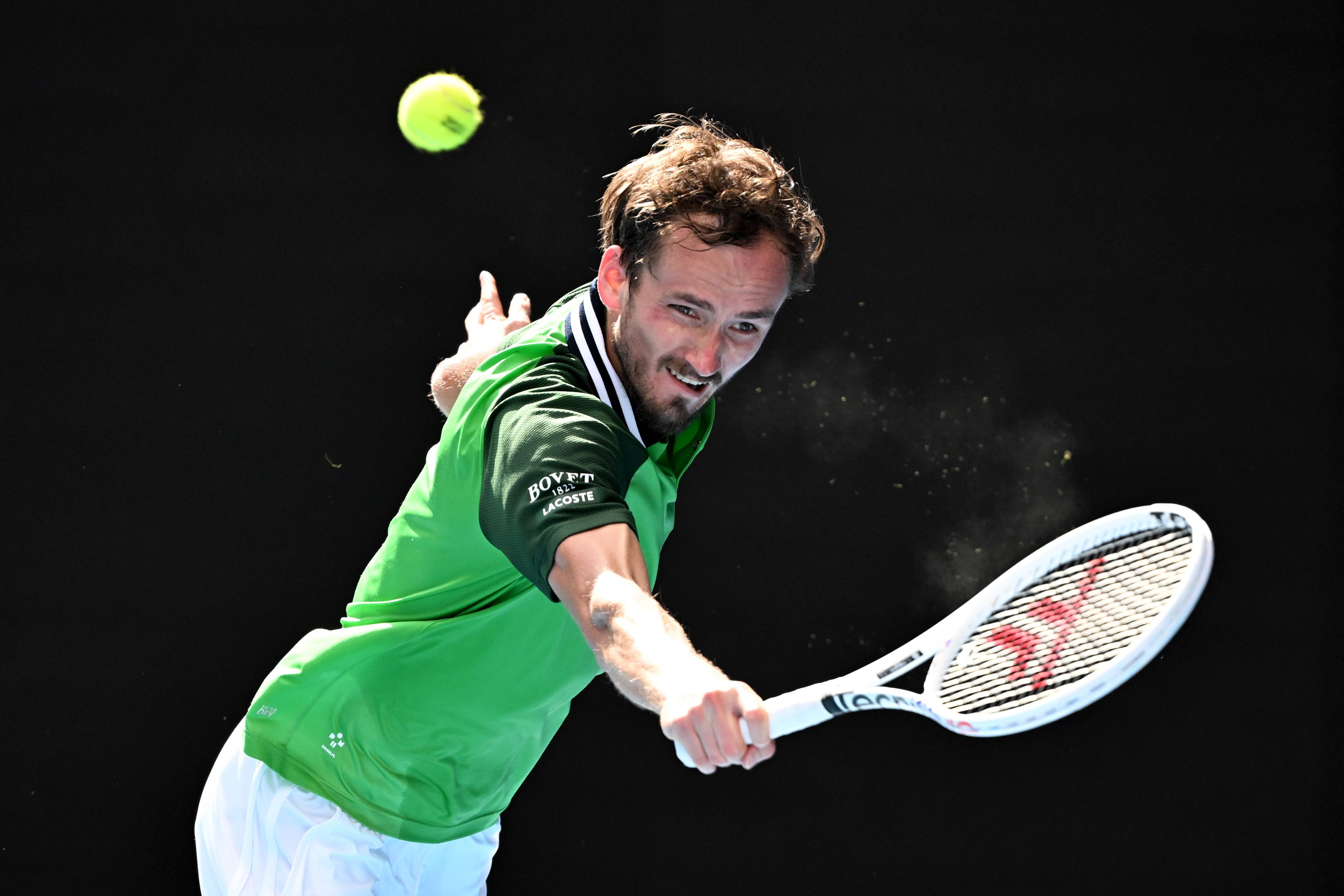 日本网球队完胜意大利网球队，梅德韦杰夫关键制胜