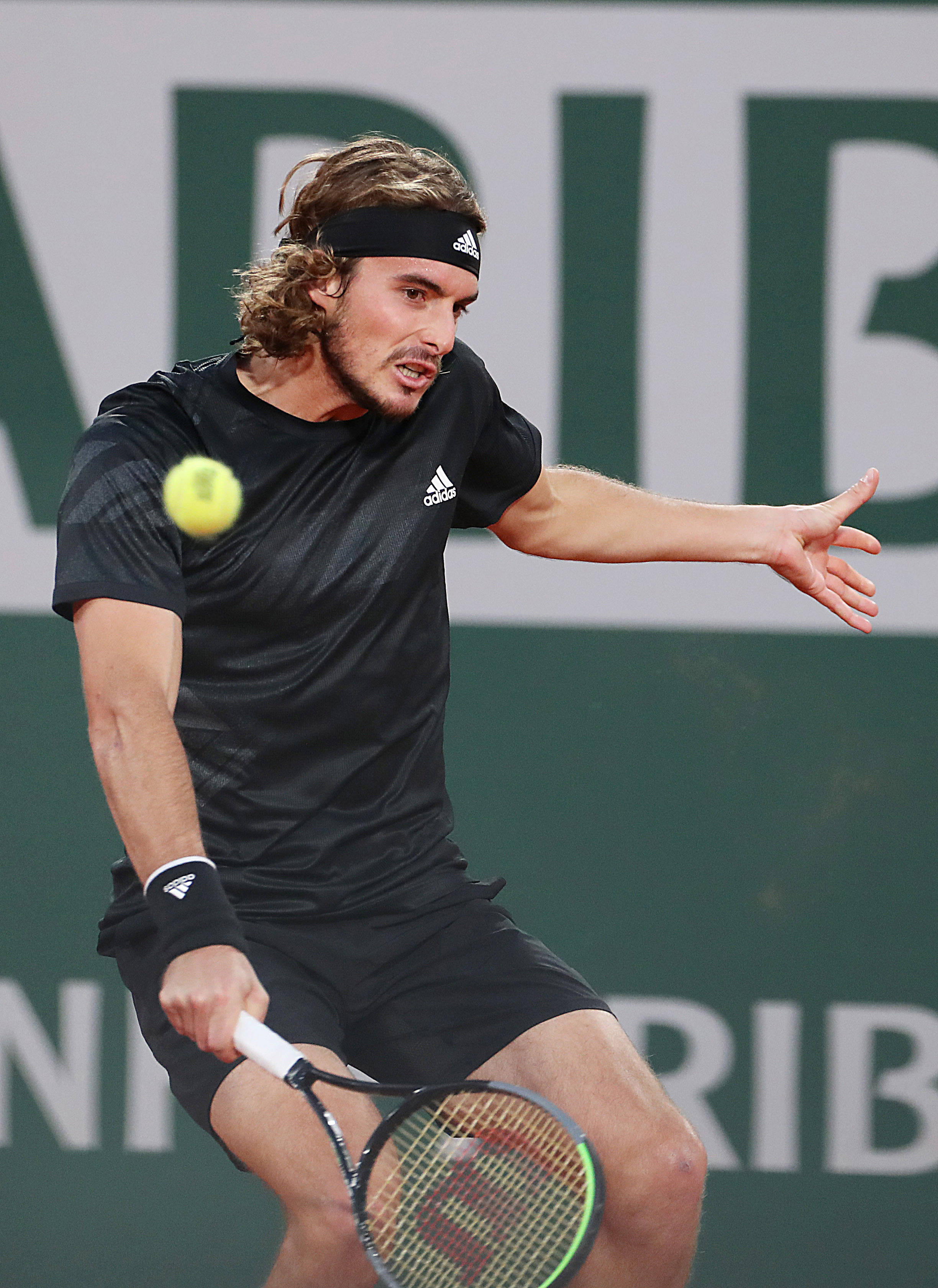 法国网球队强势英国网球队，西西帕斯完成帽子戏法